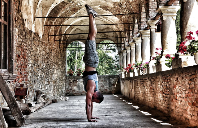 Bagaimana Cara Melakukan Gerakan Handstand