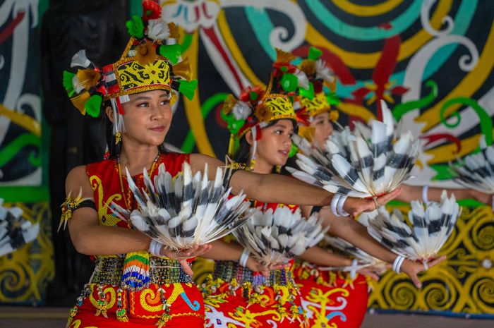 Bagaimana Cara Menunjukkan Budaya Yang Ada Di Indonesia?